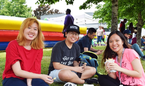 Students eating at a campus event. 